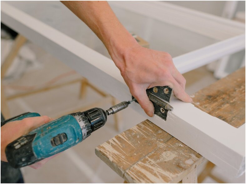 Naujų namų baldų projektavimas: Ką reikia žinoti apie stalčius, bėgelius ir vyrius?