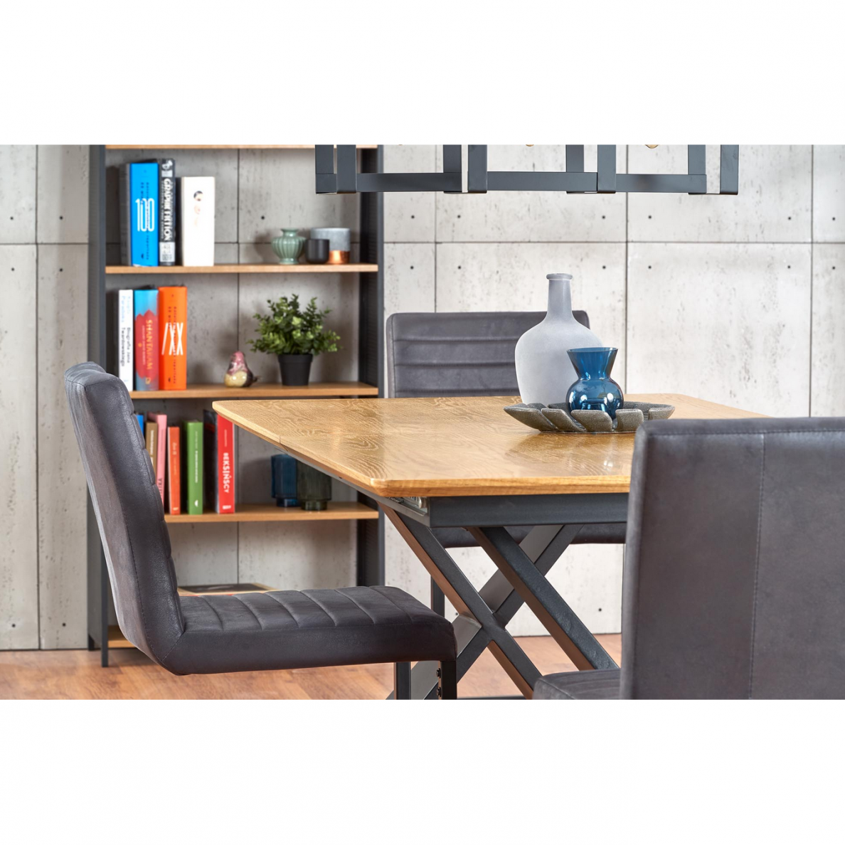 Stalas Chandler 1 Stalas Chandler 1