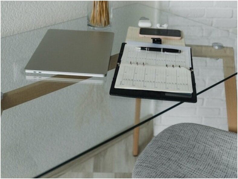 5 skirtingi stiklo tipai, naudojami baldų pramonėje